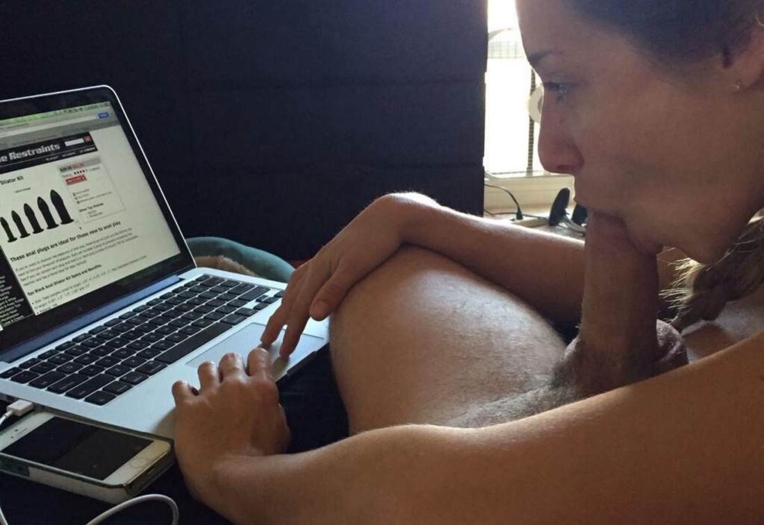 Девушка отсасывает под столом