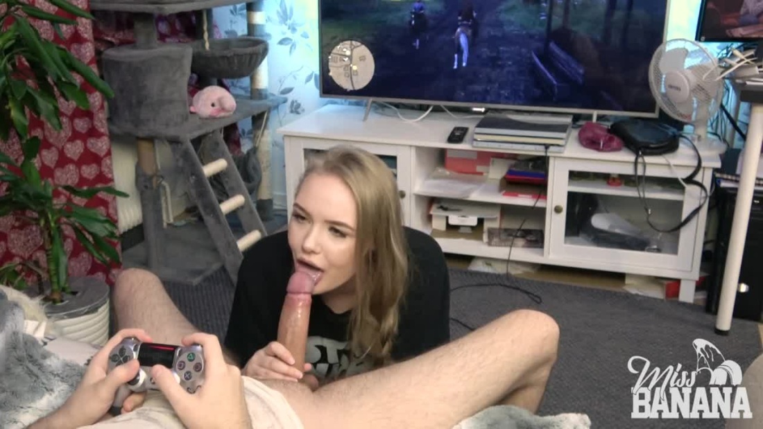 Девушка отсасывает у геймера