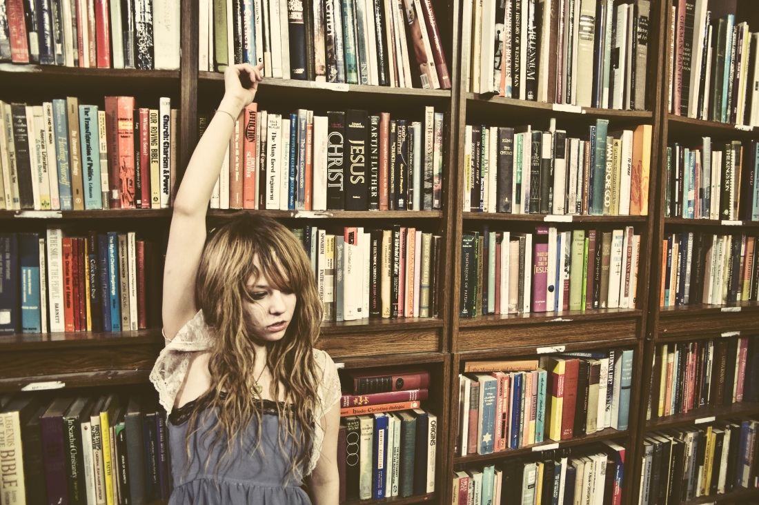 Парень в библиотеке