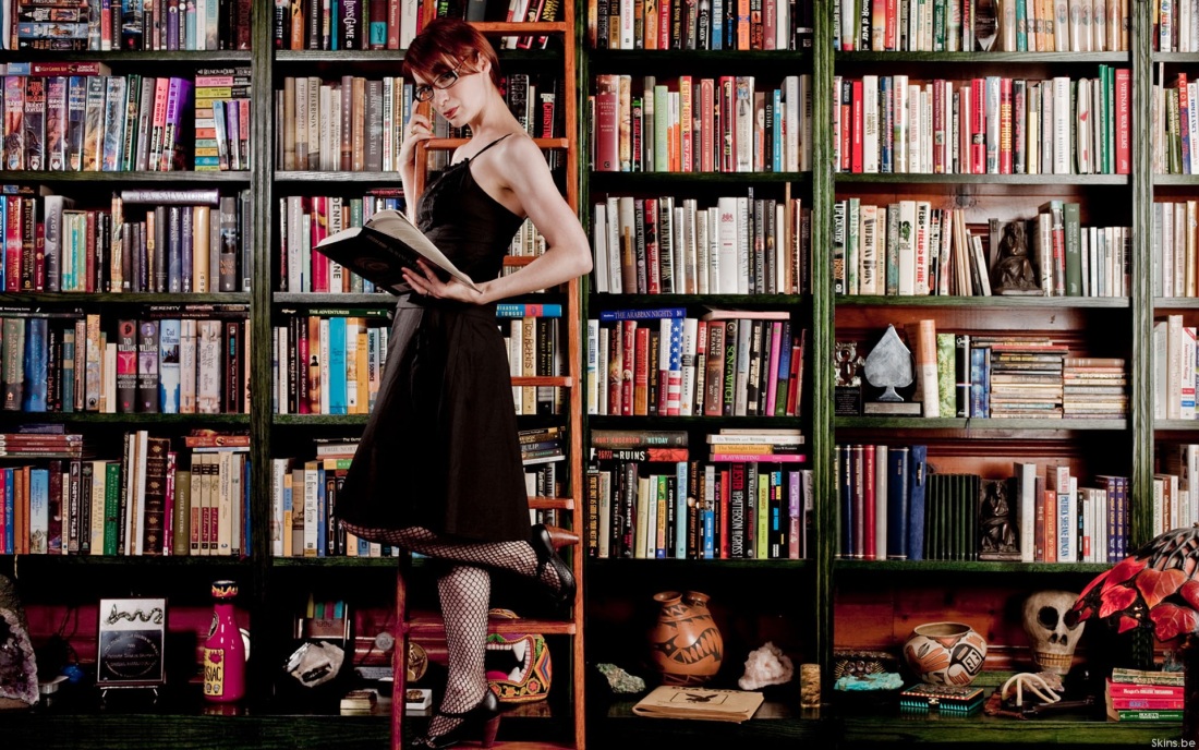 Девушка с книгой в библиотеке