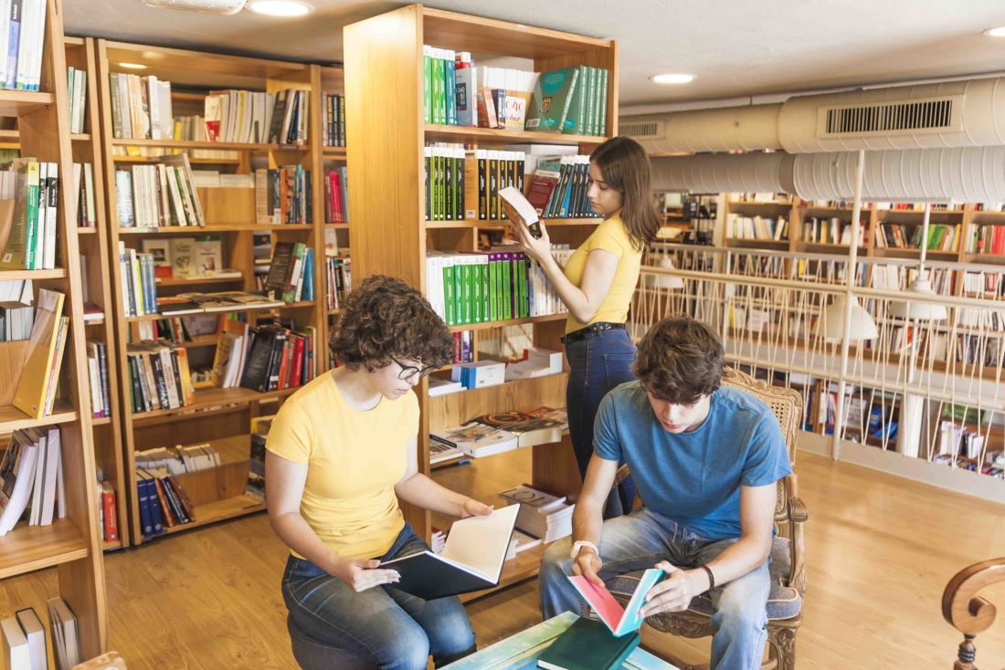 Жопастая библиотекарша