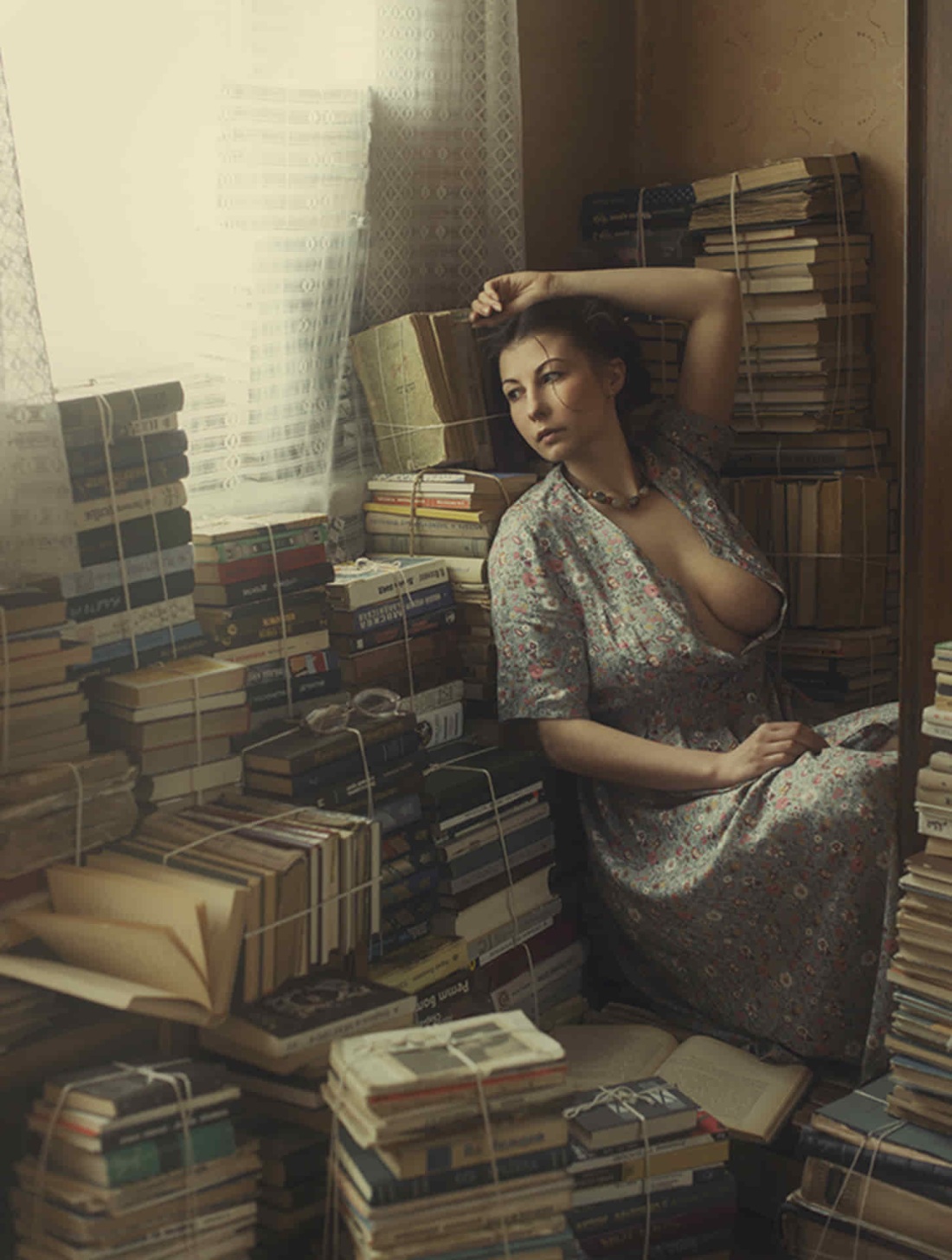 Студент у книжной полки