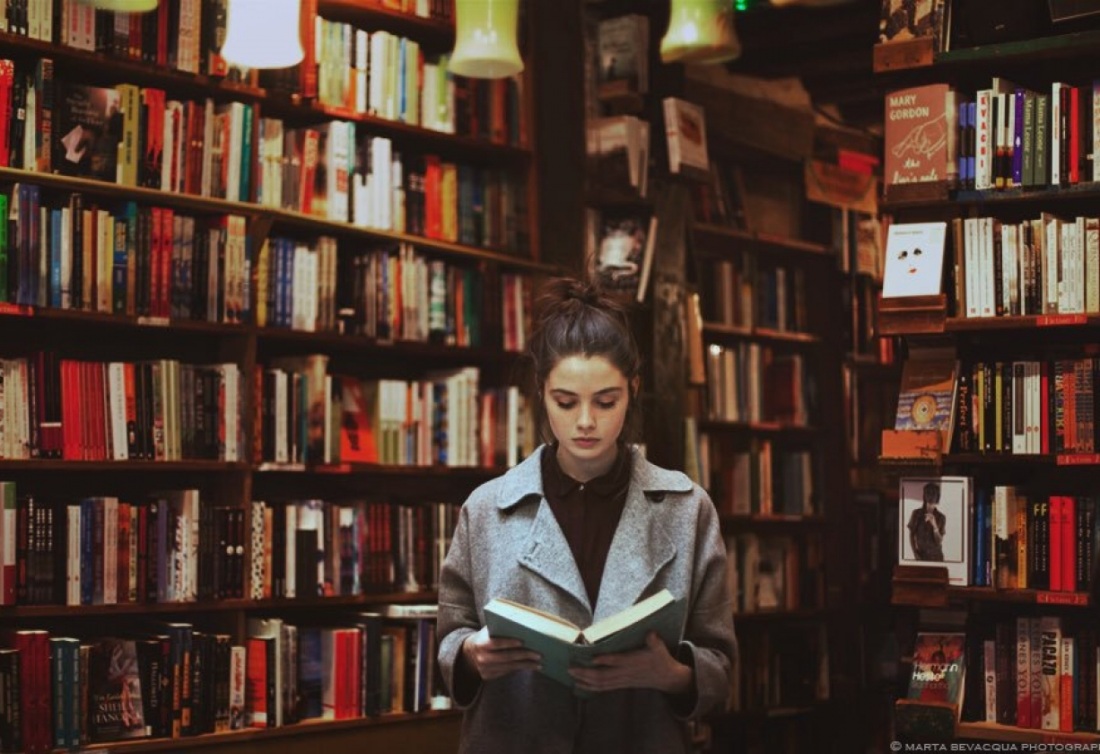 Стеллаж с книгами нарисованный