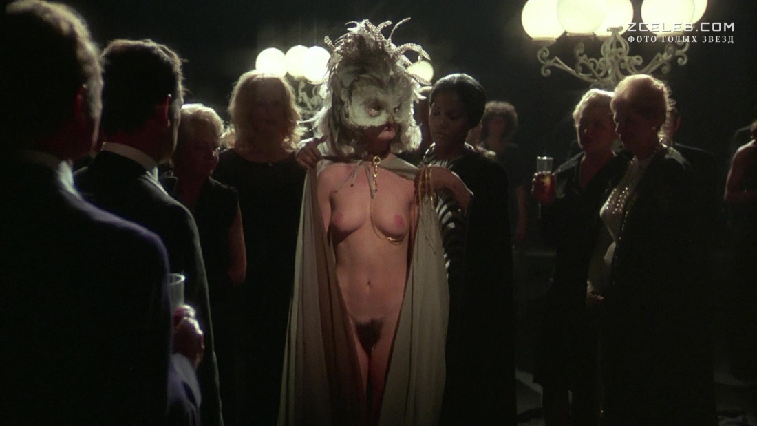 Полностью голая Коринн Клери в маске -