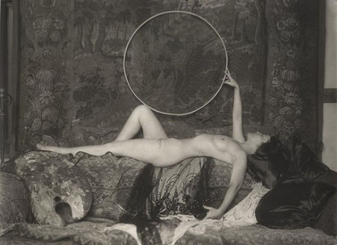 Женщина развалилась на диване голая