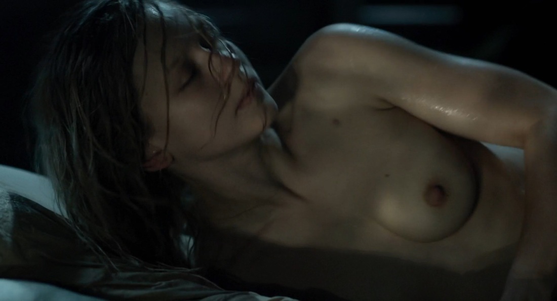 Юлия Пересильд край баня