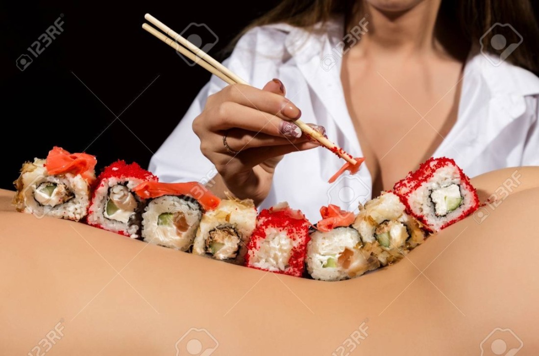 Роллы на теле девушки