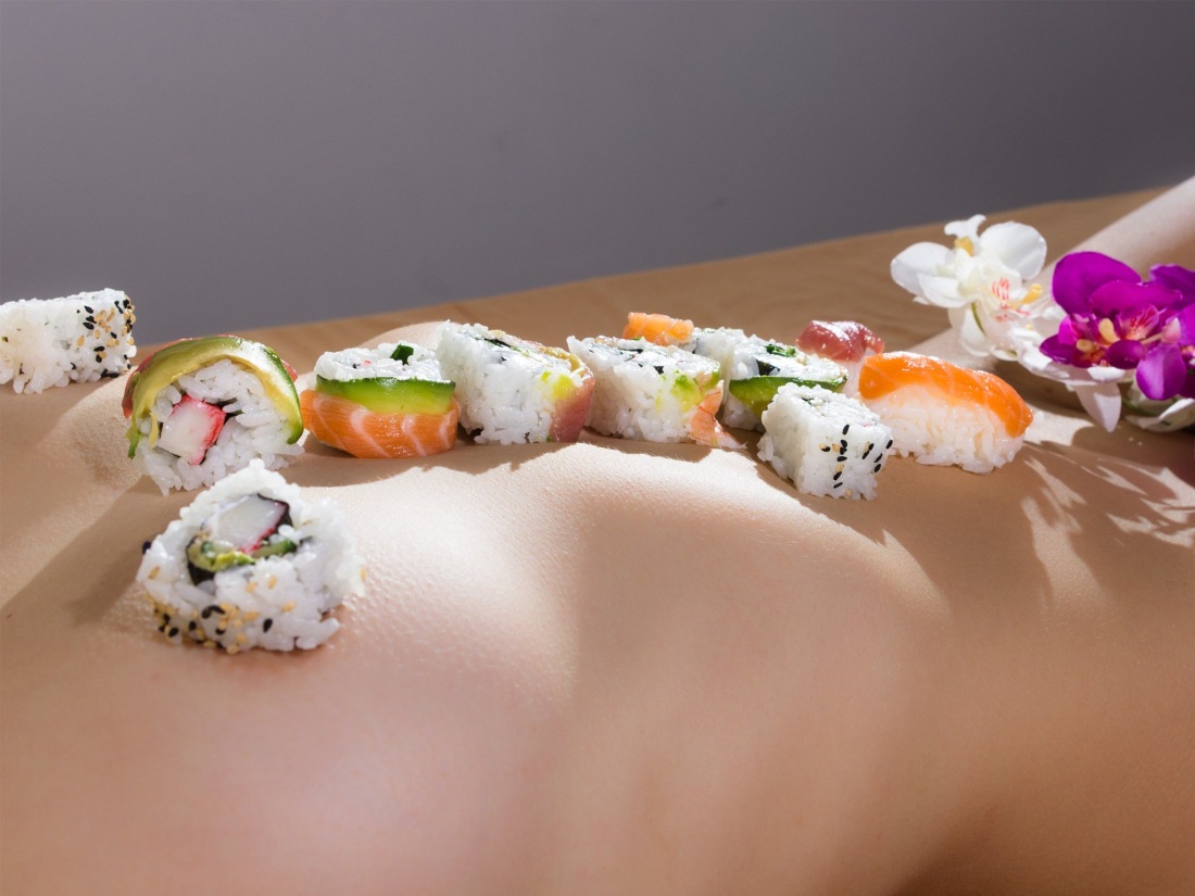 Роллы на теле девушки