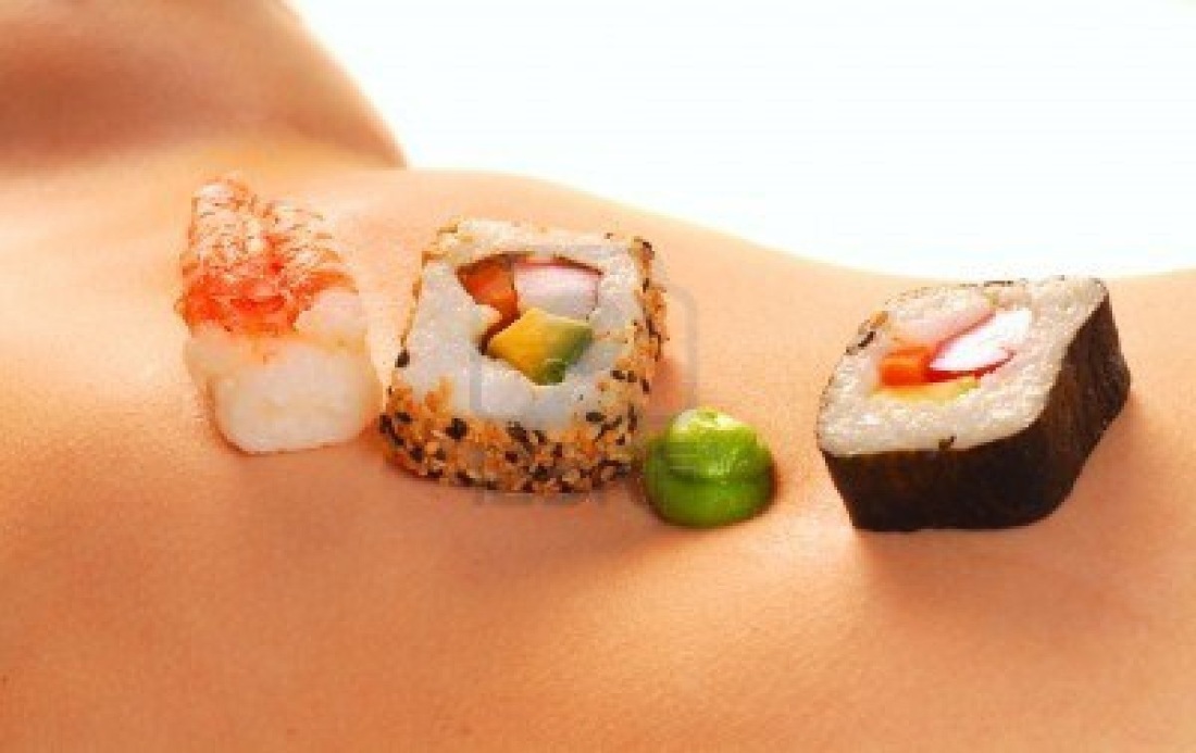 Роллы на теле девушки