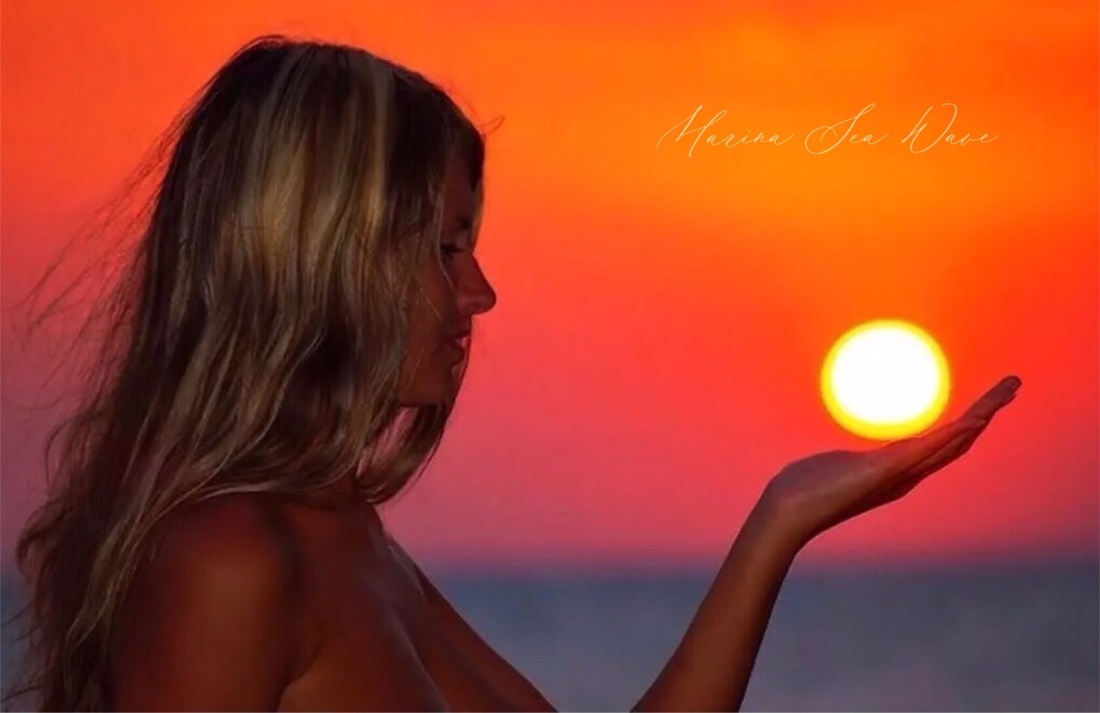 Эротические девушки на закате солнца