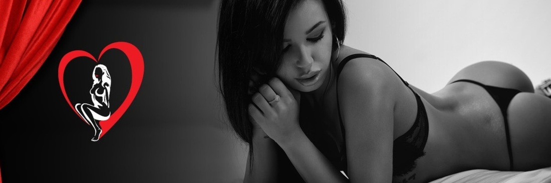 Татуированная девушка лежит