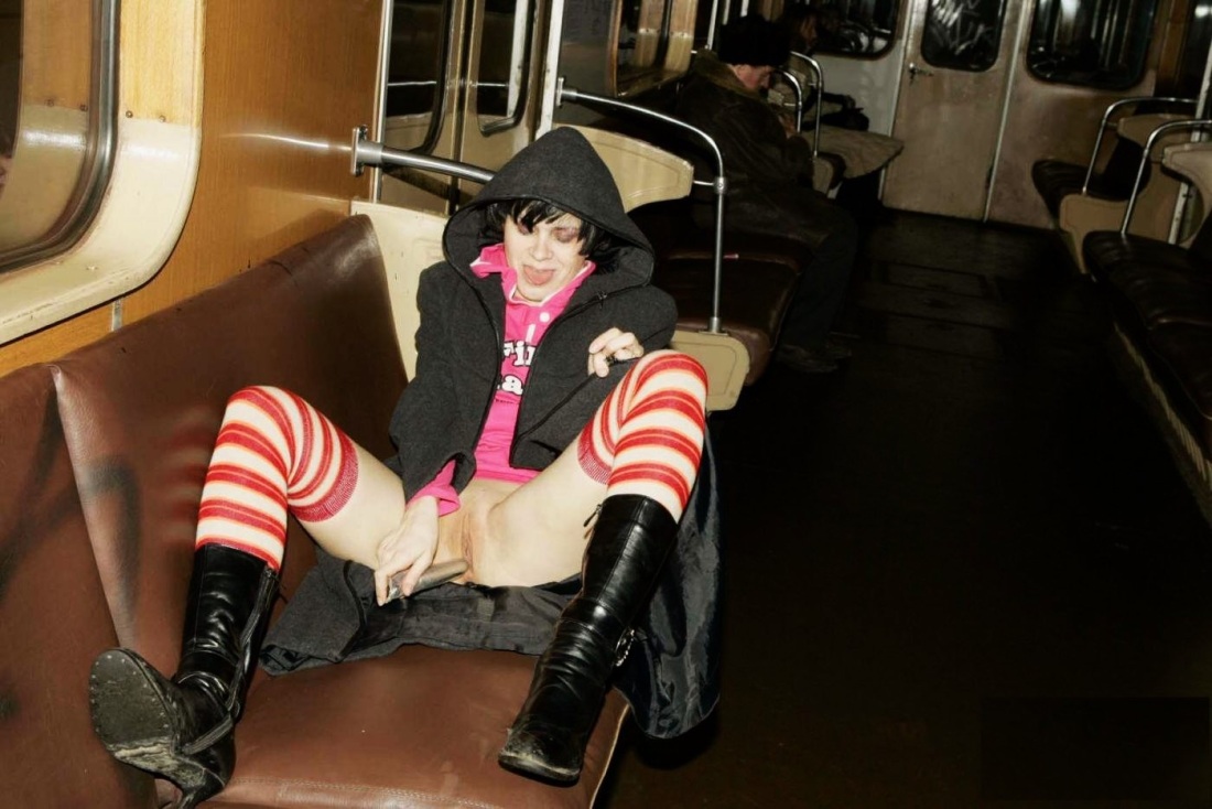 Женская мастурбация в метро