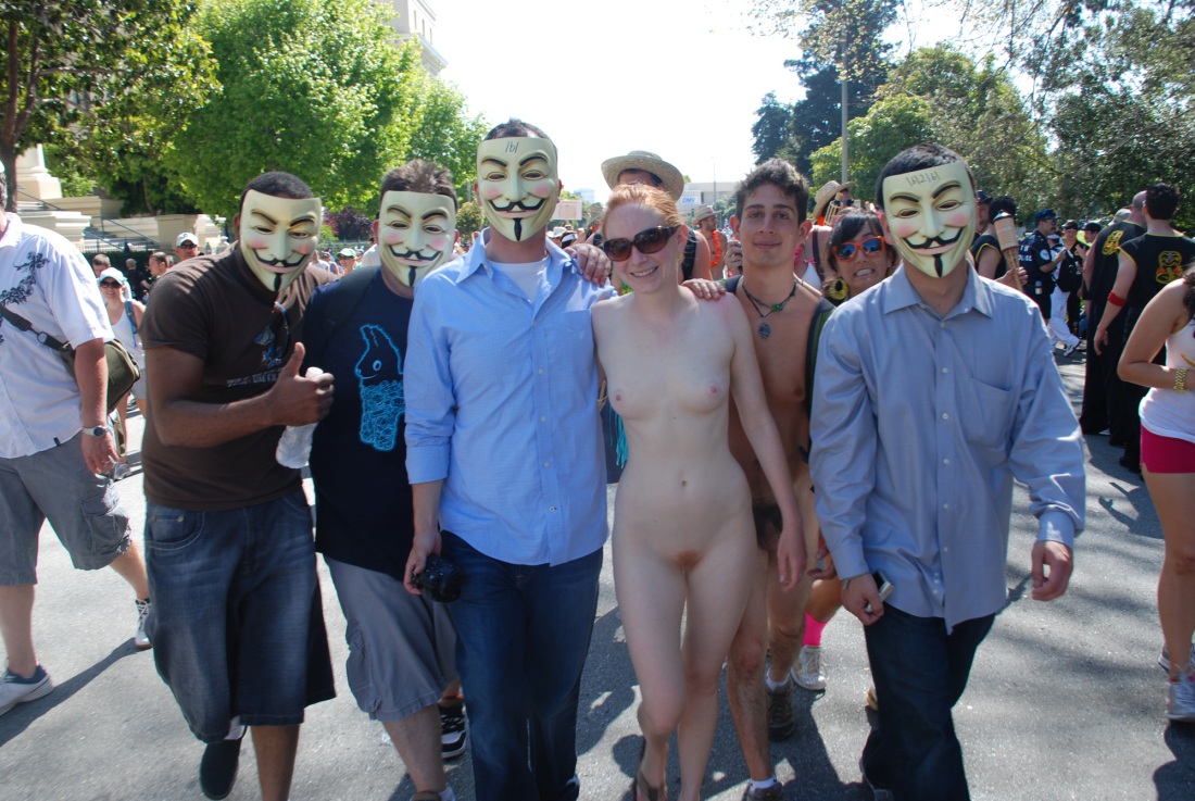 Голые женщины в общественных местах