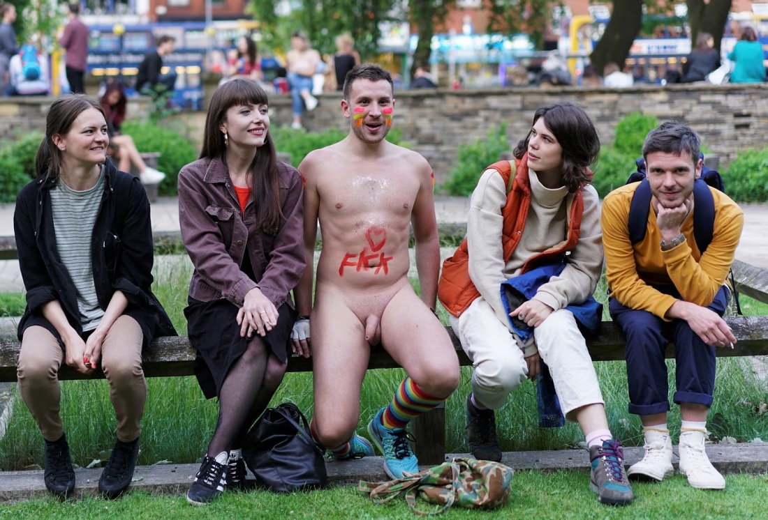 Девушка голышом на пикнике с одетыми