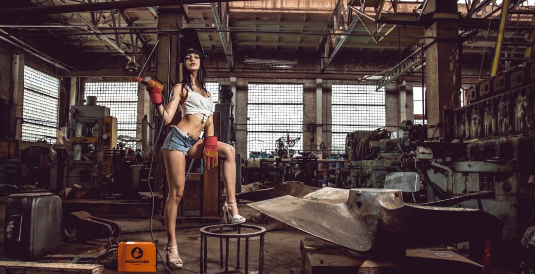 Красивые девушки на заводе