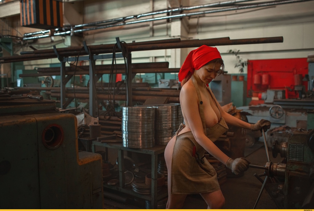 Голая женщина на заводе в цеху