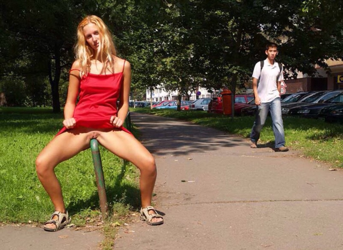 Девушки без трусиков на улице