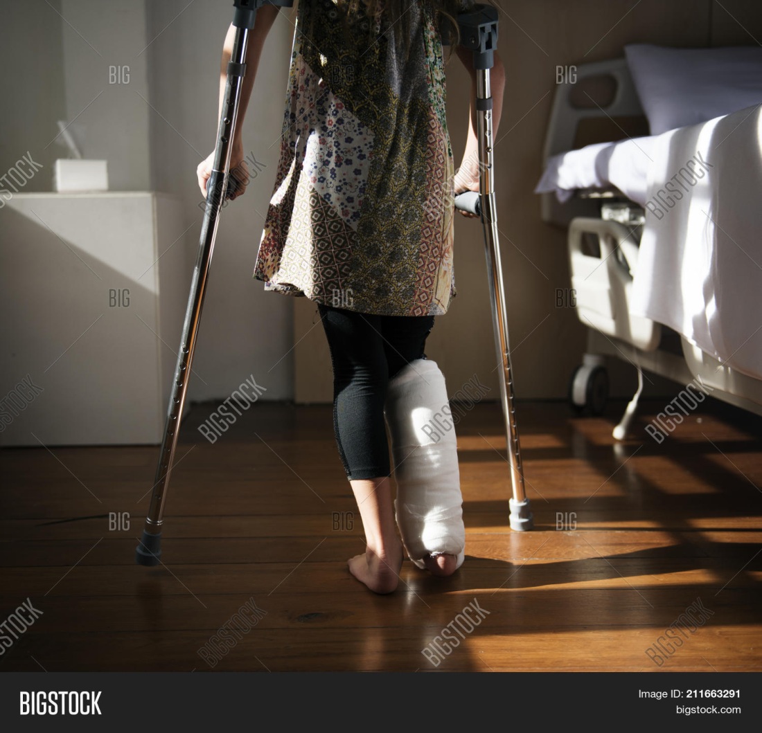 Девушка на костылях рисунок