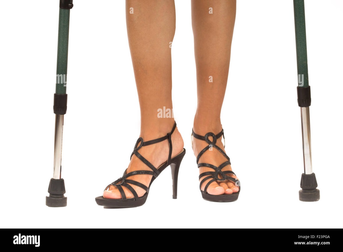 Голая жена на костылях