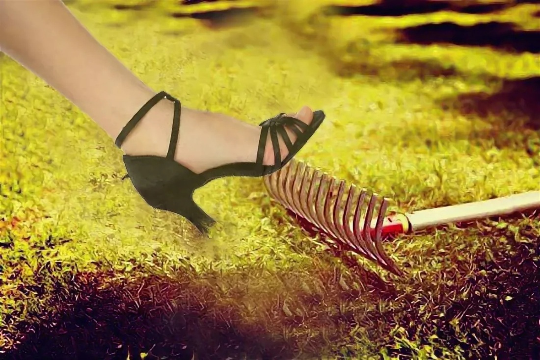 Женщина полностью в гипсе