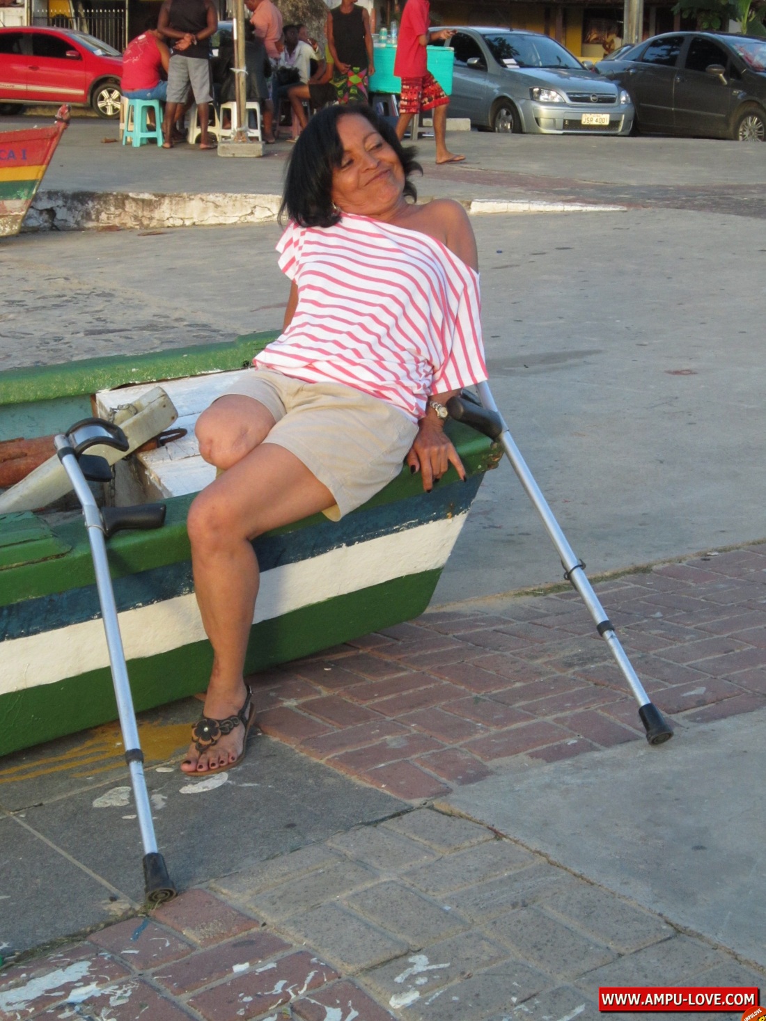 Девушка на костылях