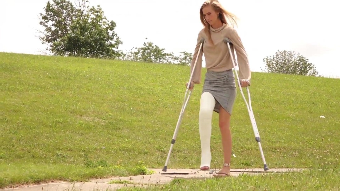 Женские ноги на скамейке