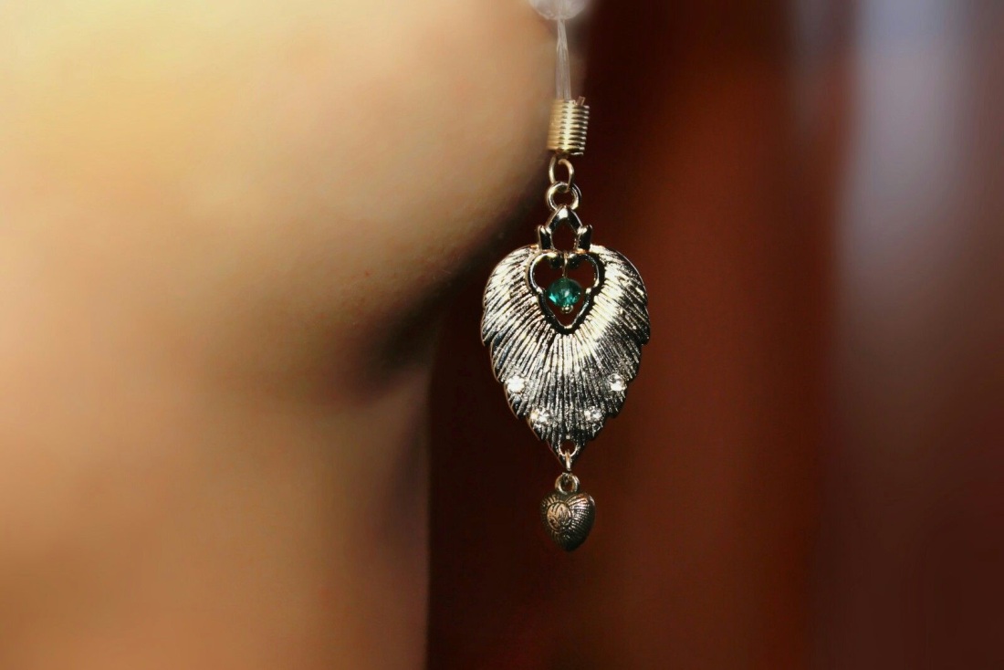 Девушка наряжает елку в белье