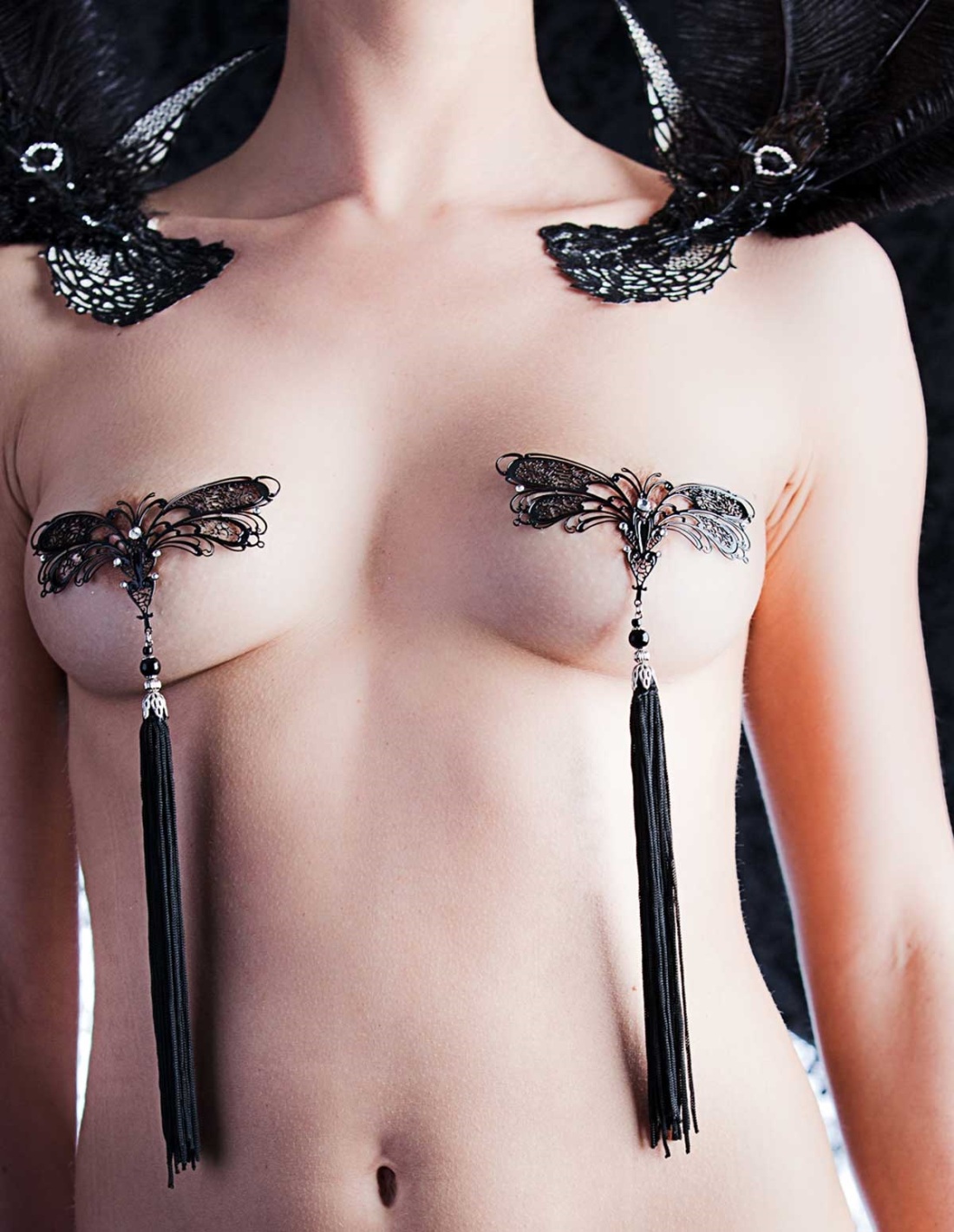 Эротическая фотосессия с бусами