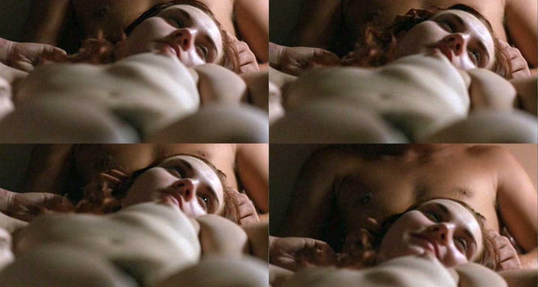 Рэйчел Кук с короткой стрижкой ню на каблуках