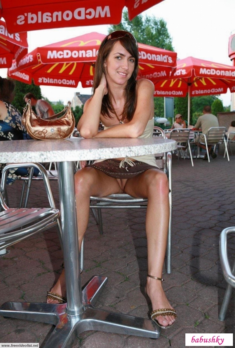 Девушки с кофе без трусов