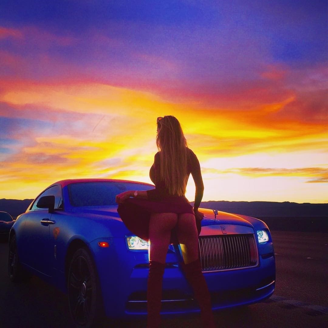 Голые в машине Роллс Ройс