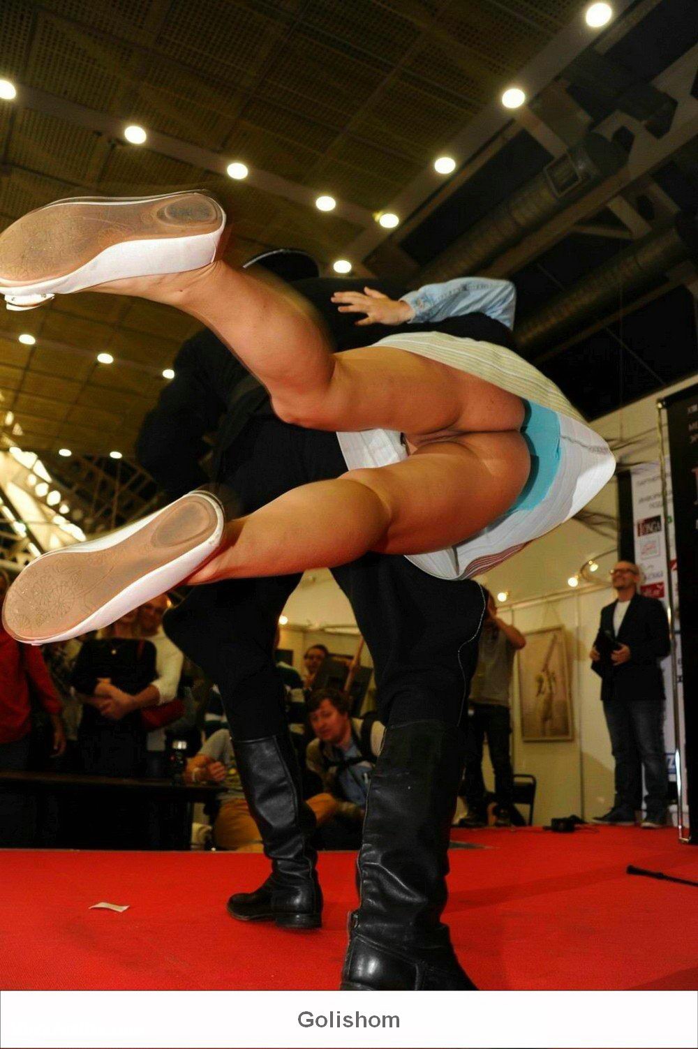 Женщины танцуют без трусов