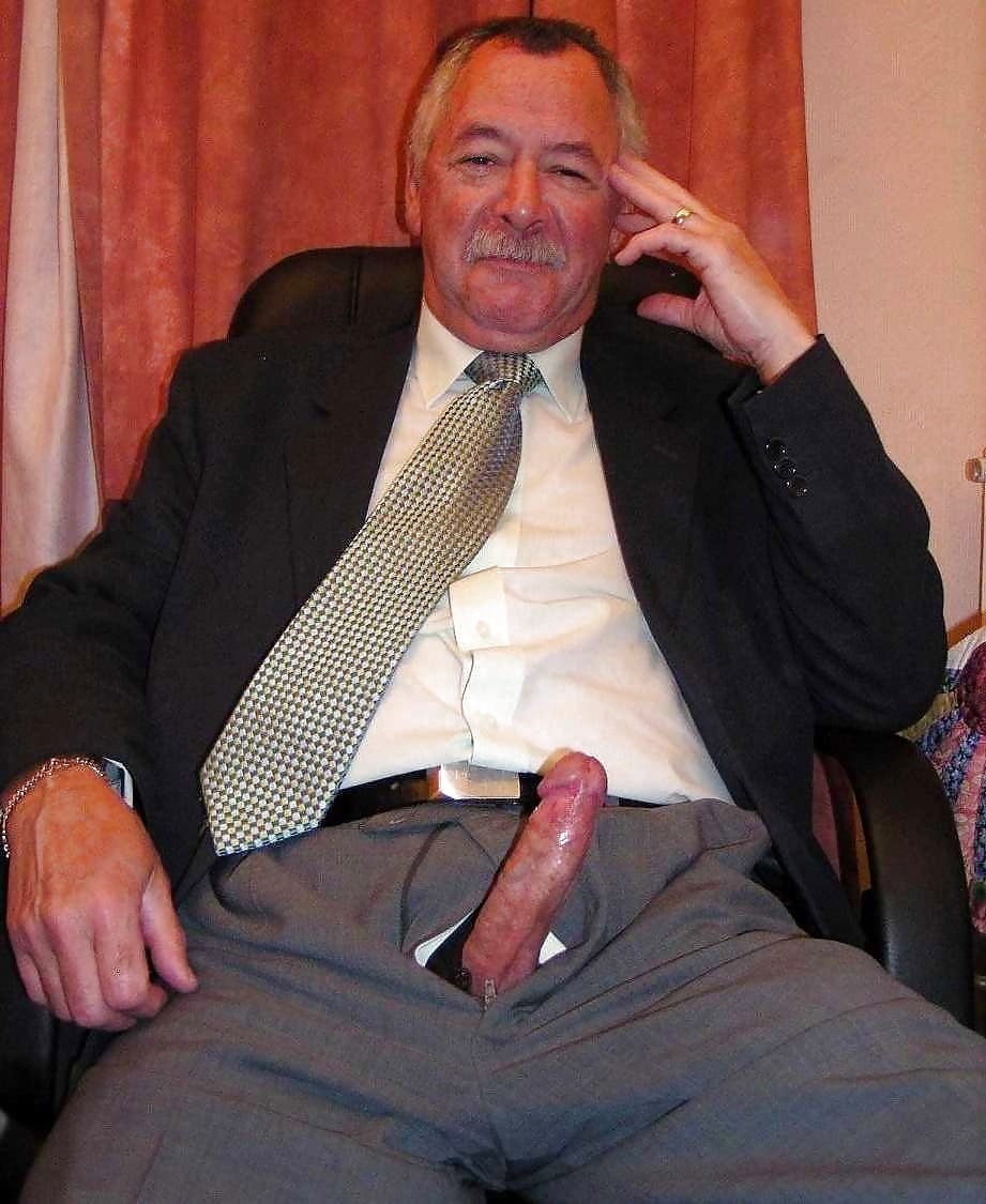 Голый старик с большим