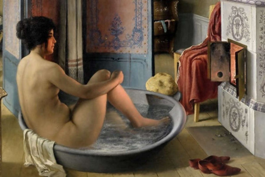 Голые женщины моются в тазике