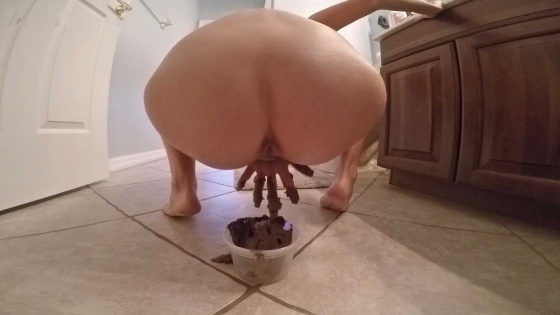 Красивая девушка какает