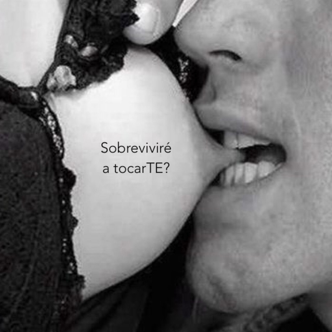 Парень кусает девушку за сиськи