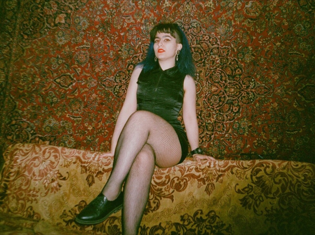 Русские девушки на фоне ковров