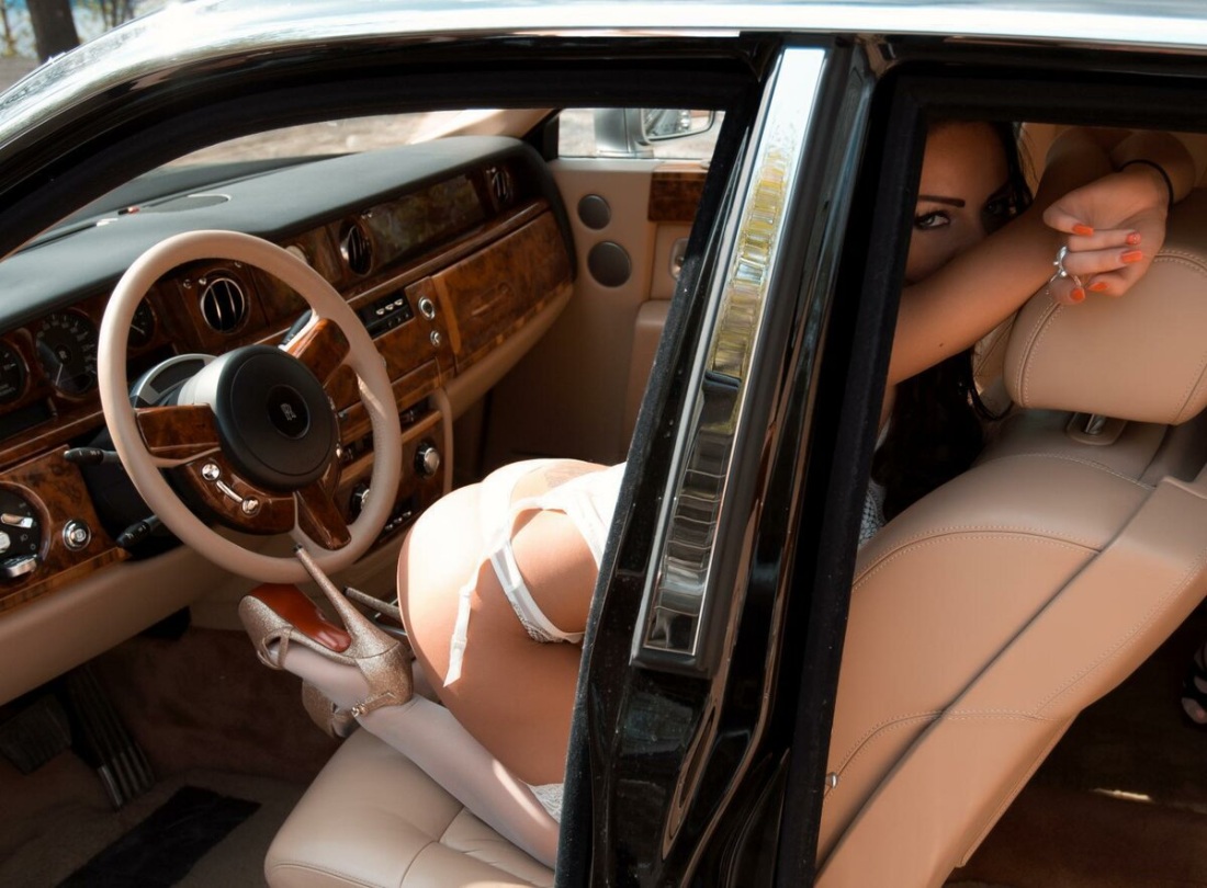 Голая едет в Ролс Ройсе (секс)