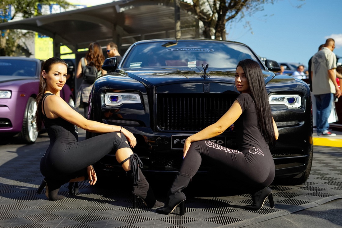 Rolls Royce и девушка