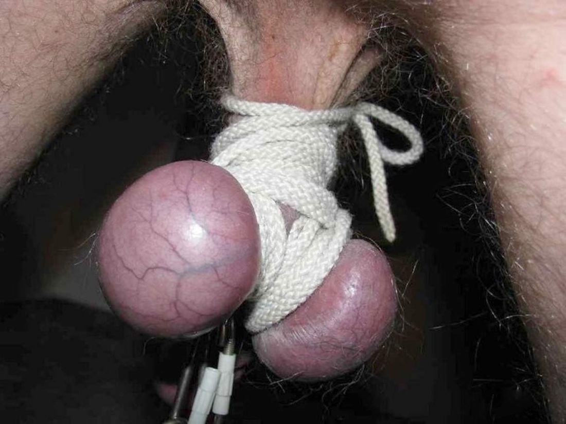 Связанные мужские яички