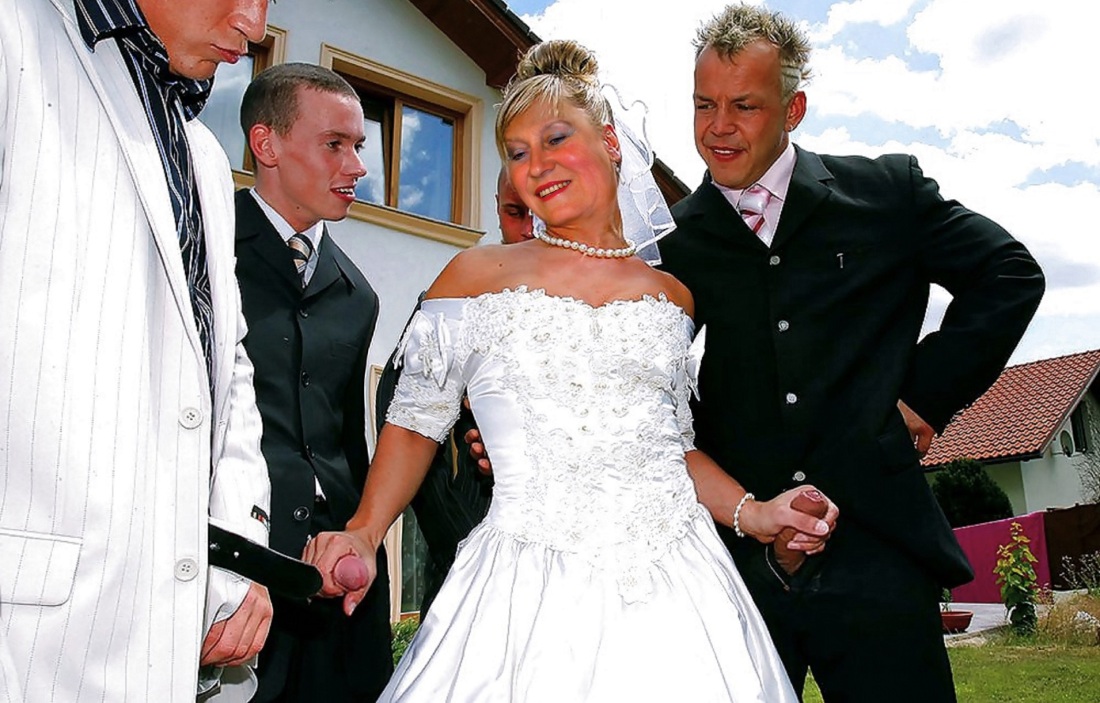 Невесту на свадьбе толпой