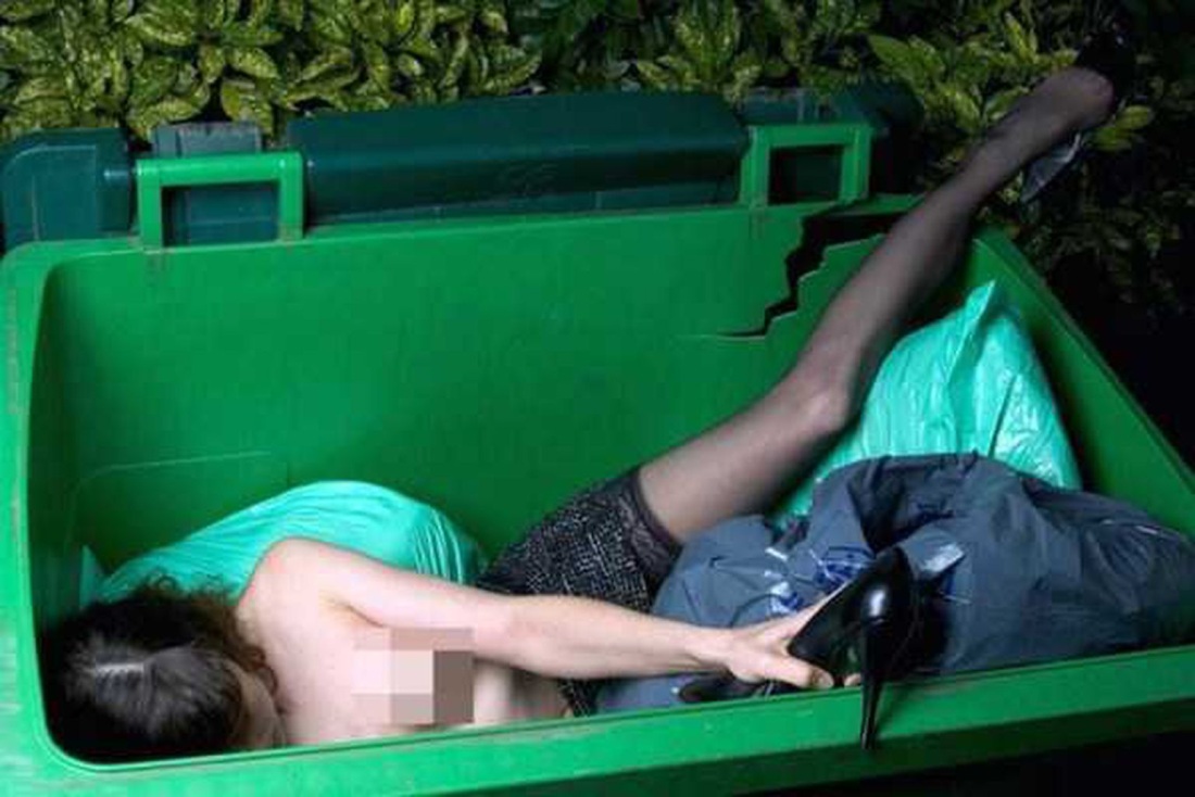 Голая деваха на помойке