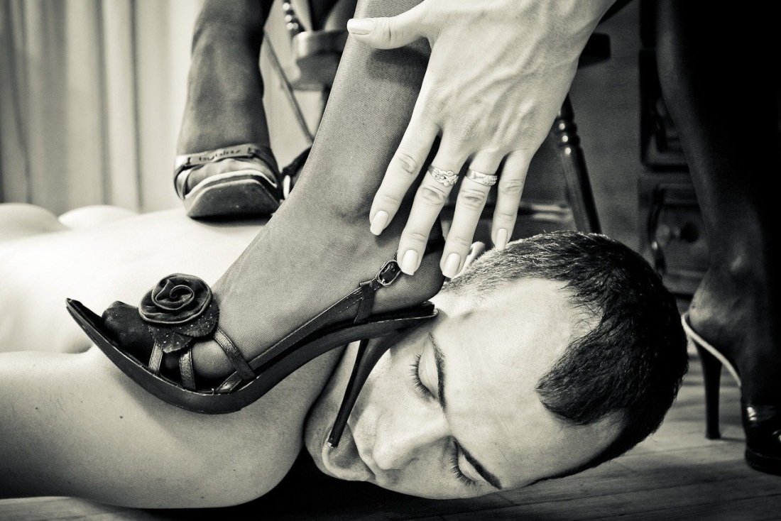 Целовать женские туфли