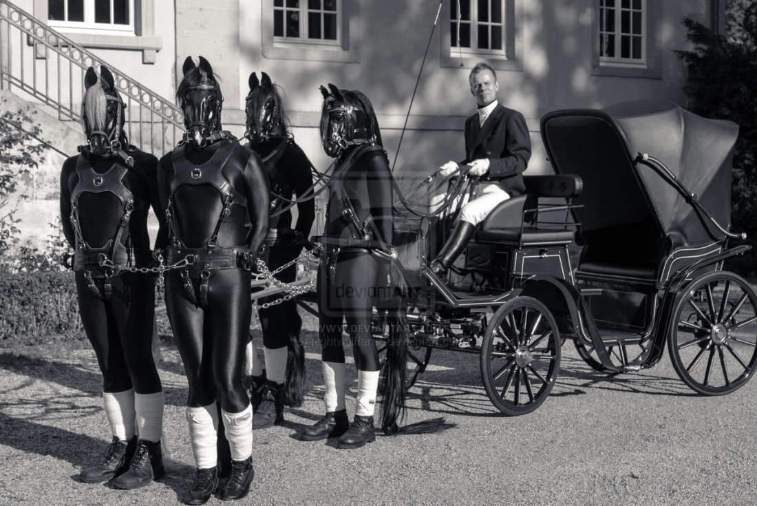 Женщина запряженная в повозку