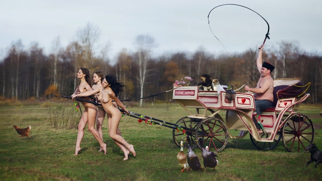 Женщина запряженная в повозку