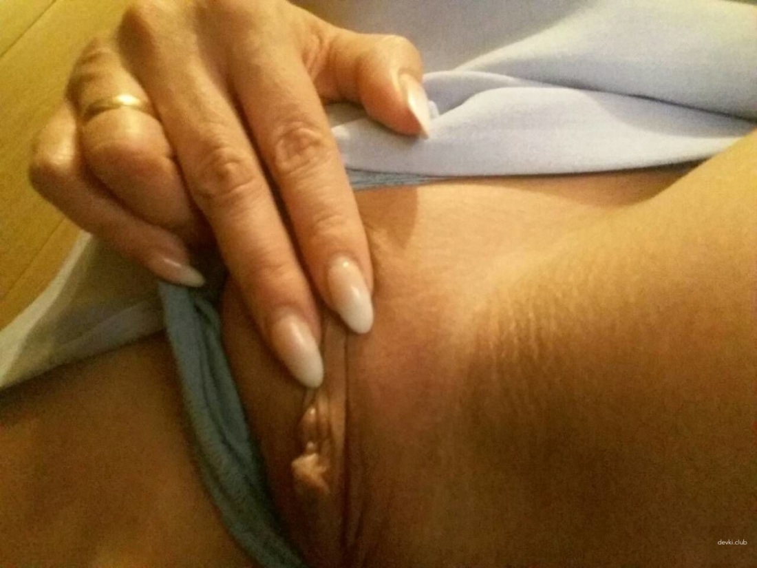 Девушка ласкает киску подглядывание