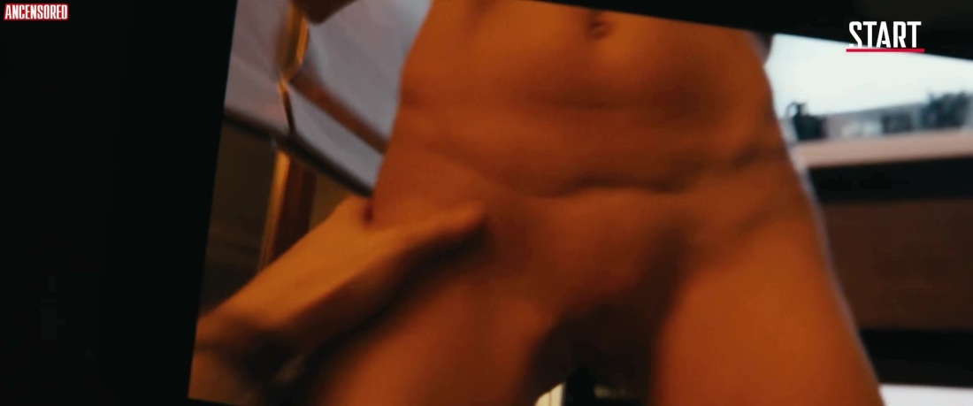 Асмус в постельной сцене ню