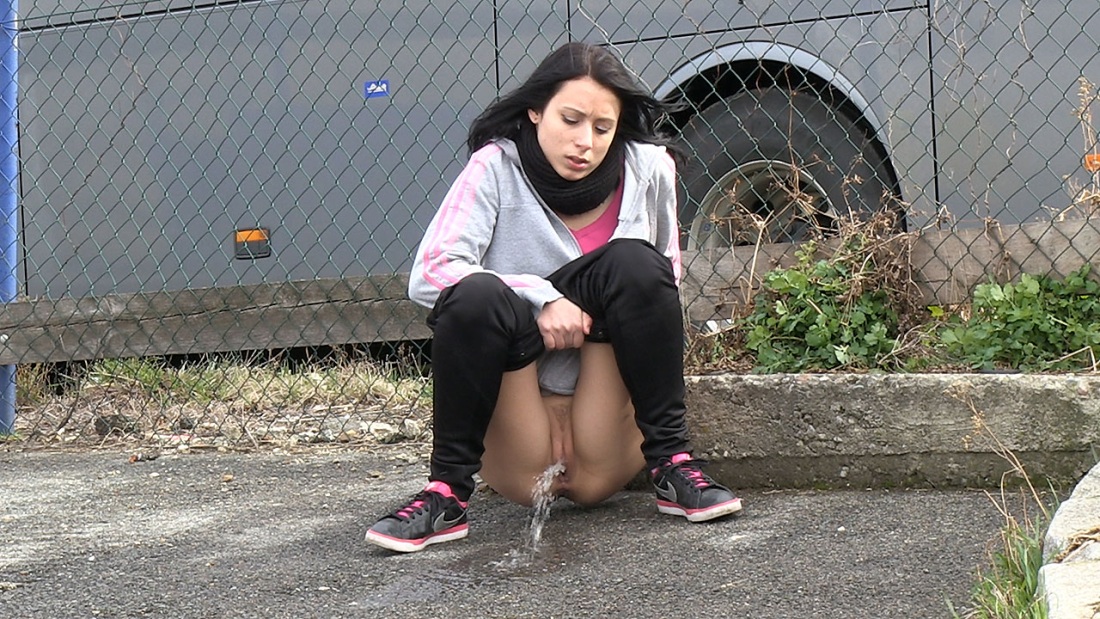 Девушка пописала на улице