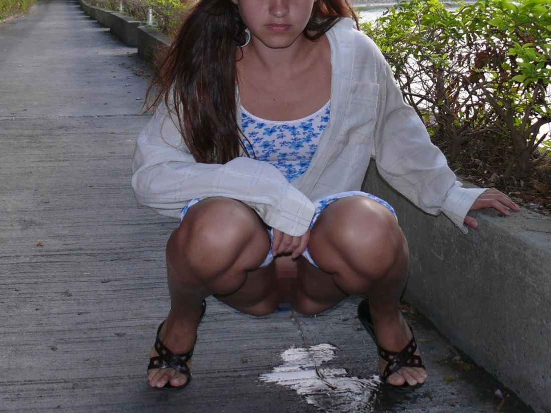 Девушка присела писсинг