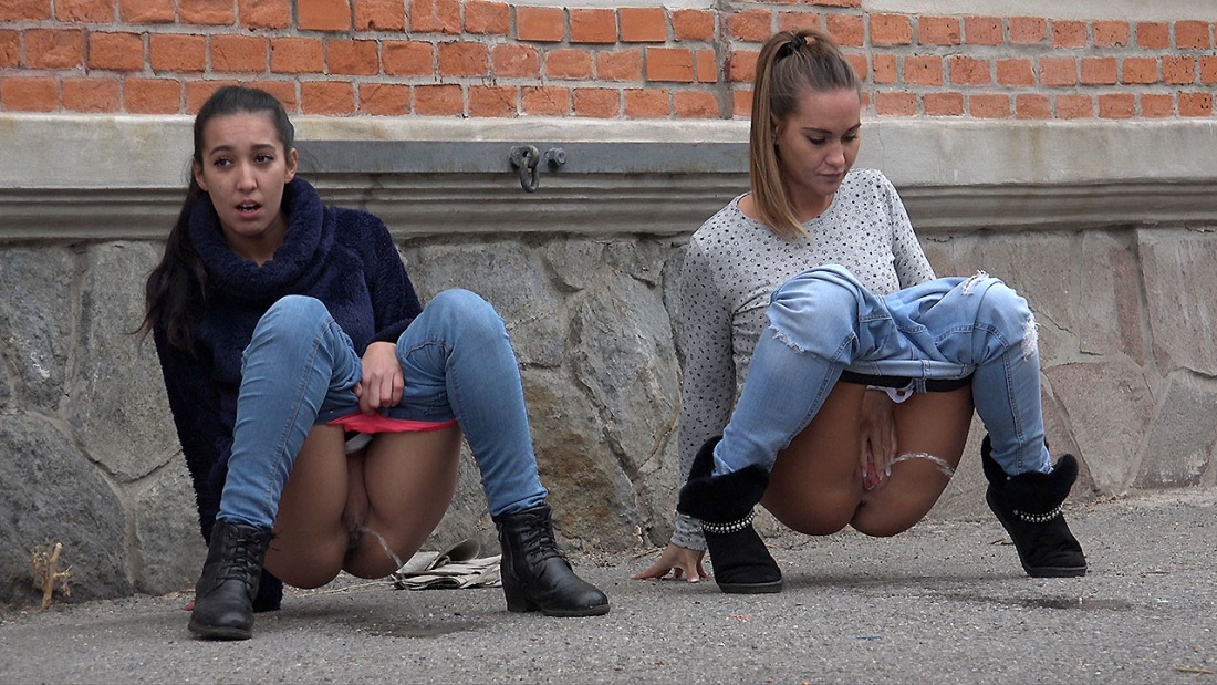 Две девушки писсинг на улице